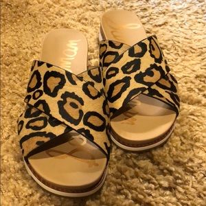 Barely worn slides, very comfy and super cute.